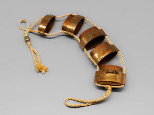 Los 635 - Inrô mit Goldrelief eines Greises mit Spatz - 5-teiliges Aufbewahrungs-Behältnis, signiert "Koryusai" (Umehara-Schule). Kinji-Goldlack mit Reliefdarstellung eines Märchenmotivs und Ojime-Perle - 3 - thumb