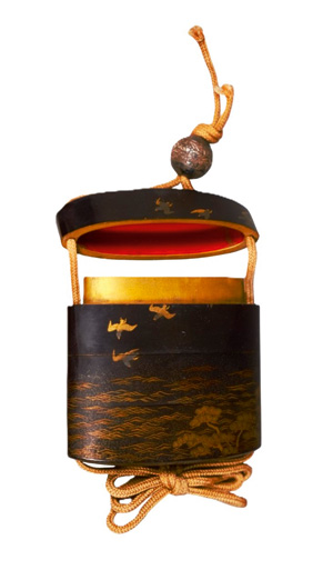 Los 641 - Inrô mit Zugenten - 4-teiliges Aufbewahrungs-Behältnis, unten signiert in Gold-Kanji "Koma Koryu saku" - 1 - thumb