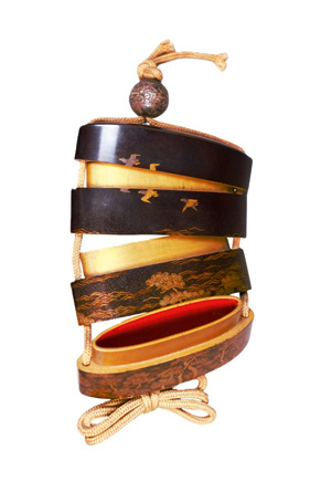 Los 641 - Inrô mit Zugenten - 4-teiliges Aufbewahrungs-Behältnis, unten signiert in Gold-Kanji "Koma Koryu saku" - 2 - thumb