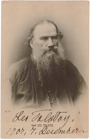 Tolstoi, Leo Graf, Signierte Porträtfoto-Postkarte. 1907