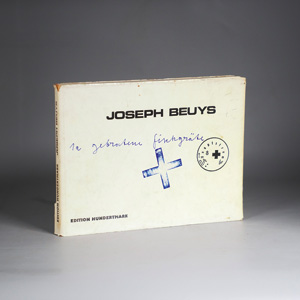 Lot 3027, Auction  126, Beuys, Joseph, 1a gebratene Fischgräte. Berlin, Edition Hundertmark, 1972. - Von Bernd Jansen (Fotografie) signiert