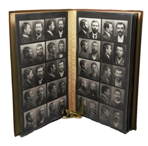 Los 3422 - Bertillon, Alphonse - Cours théorique de signalement descriptif. Exercices pratiques de reconnaissances d’identité. 21 Fotografien. 1900 - 3 - thumb