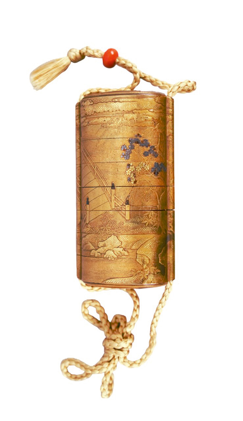 Lot 634, Auction 126, Inrô mit Flussszene, 8-teiliges Aufbewahrungs-Behältnis. Japanisches Holzgefäß mit Kinji-Goldlackgrund und Hiramakie in Gold, darstellend eine Brücke am Fluss mit einem Ruderer