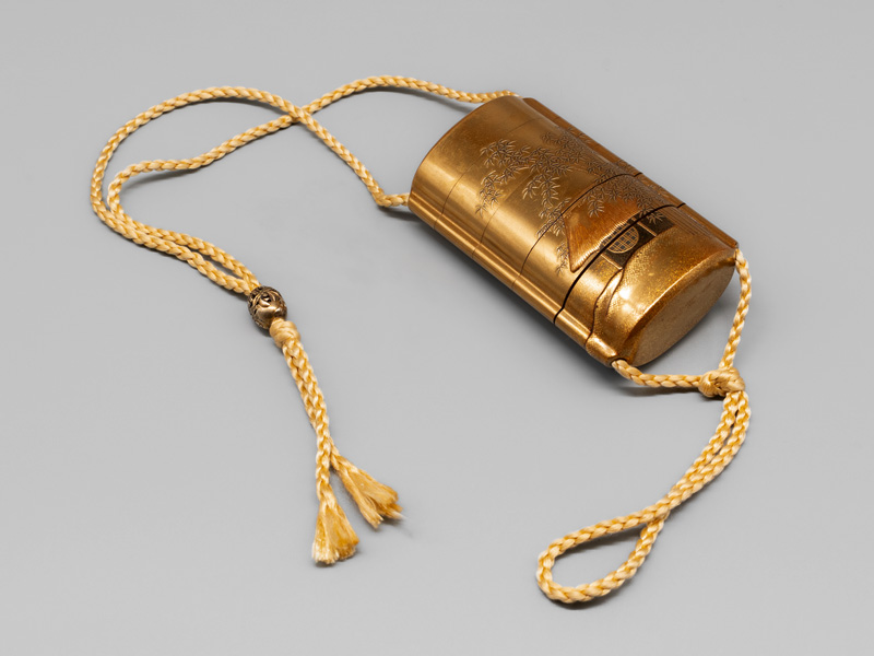 Lot 635, Auction 126, Inrô mit Goldrelief eines Greises mit Spatz, 5-teiliges Aufbewahrungs-Behältnis, signiert "Koryusai" (Umehara-Schule). Kinji-Goldlack mit Reliefdarstellung eines Märchenmotivs und Ojime-Perle