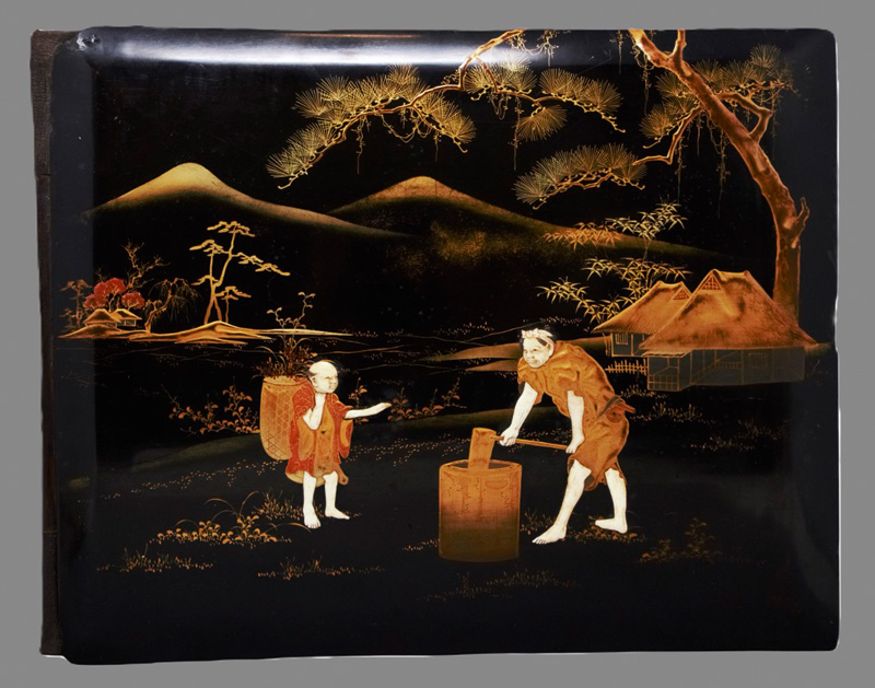 Lot 644, Auction 126, Japanische Lackeinbände, Zwei schwarze, reich verzierte Lackeinbände mit feiner Goldmalerei