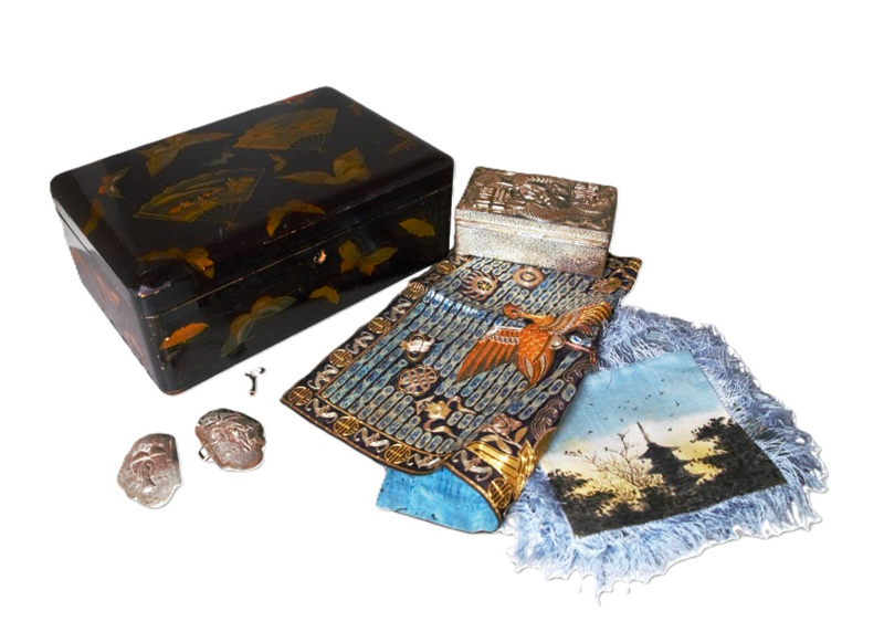 Lot 689, Auction 126, Konvolut asiatischer Raritäten, mit einer Lackschatulle, Metalldose, Gürtelschnalle, Seidenmalerei und einem chinesischen Rangabzeichen